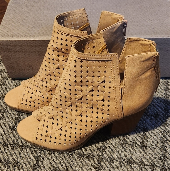 Brand New Size 9 Heels - Picture 2 of 2